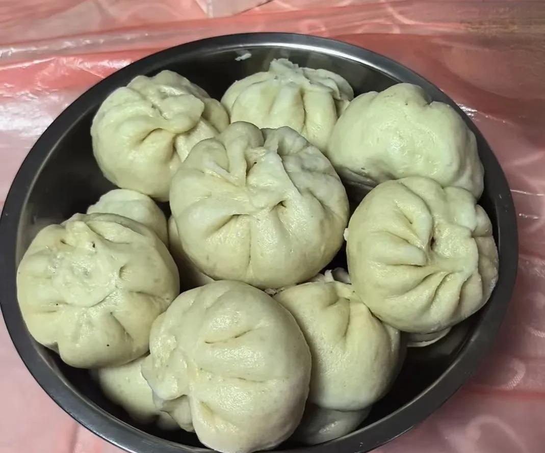 不得不说，我家某人是太能干了！瞧！包子都蒸好啦！知道我爱吃包子，但是呢！偶从来