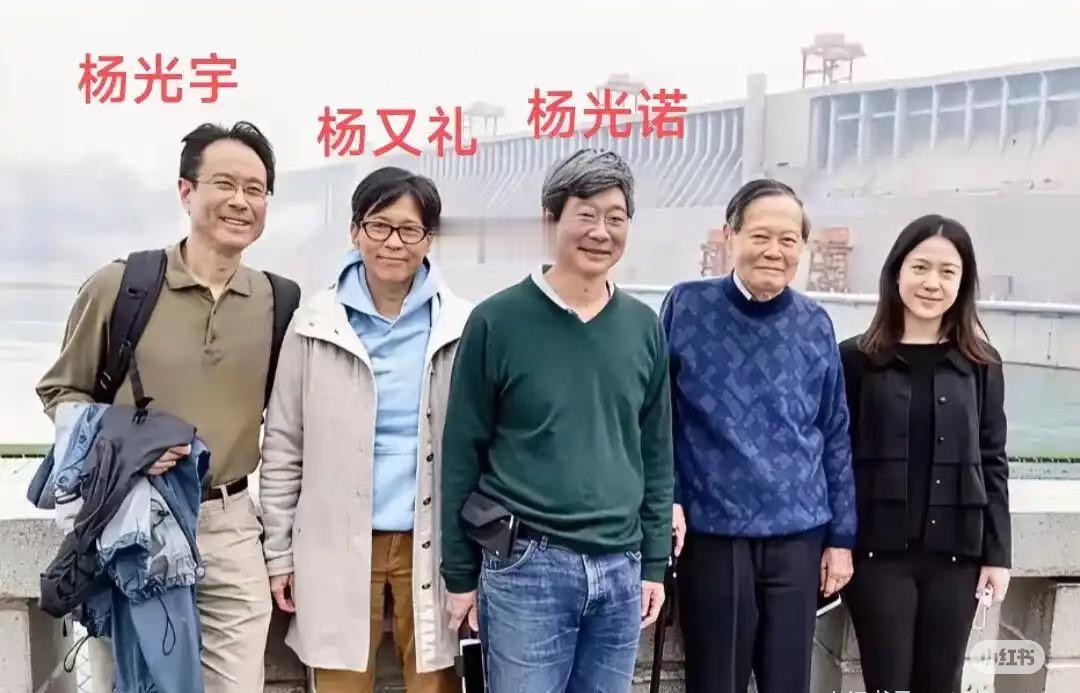 杨振宁送别会的消息就炸开了锅。74岁的杨光诺常年在美国生活,年纪大了身体扛不住