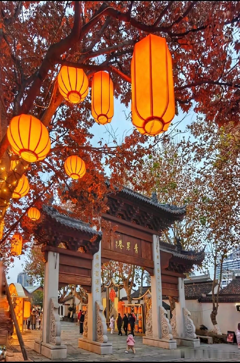 眼看快过年了，网上却热议起了一些地方大批量高挂黄灯笼的“是是非非”，有人认为“黄