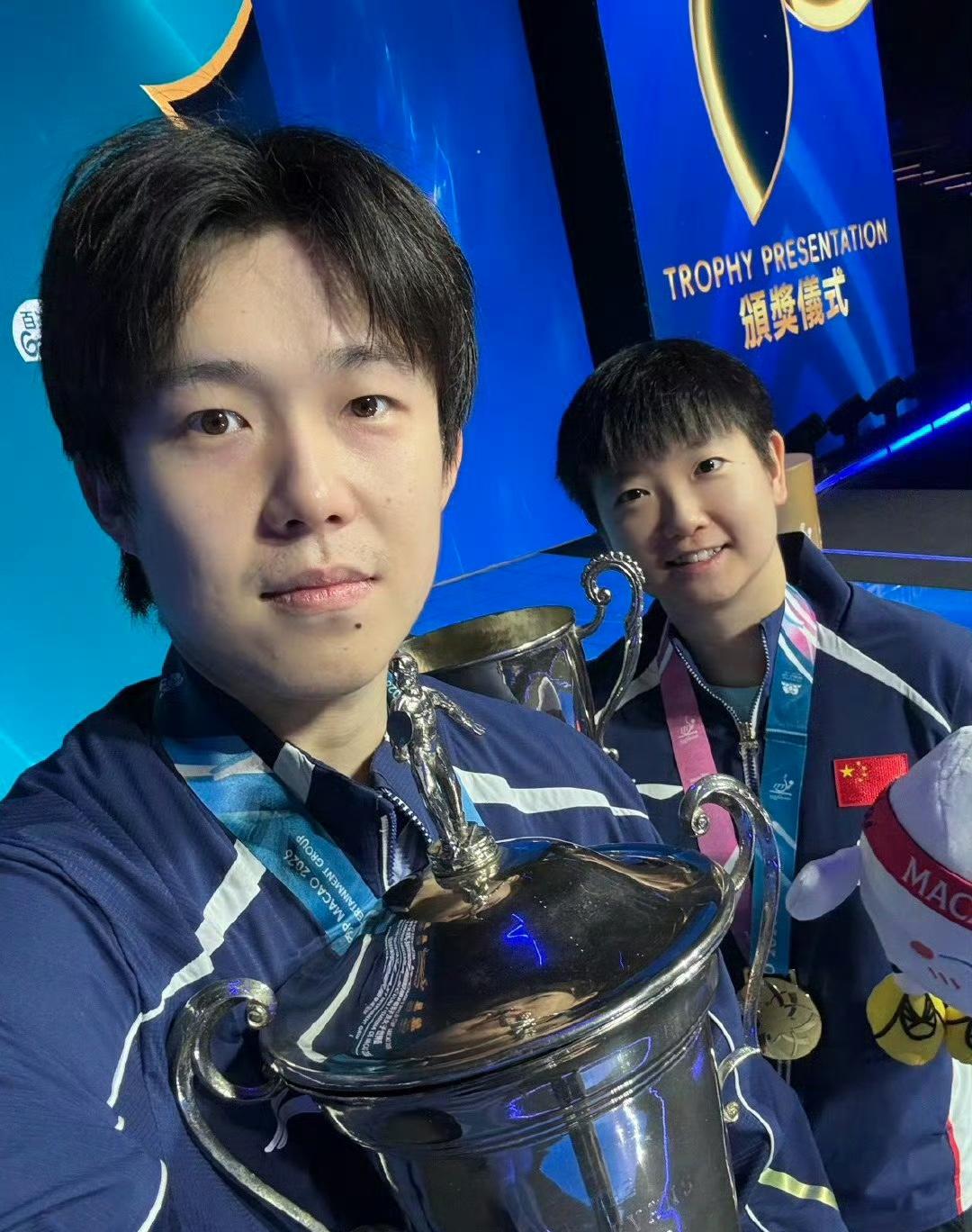 王楚钦：哎，你看你那个奖杯怎么没个盖儿啊？你的奖杯帽呢？孙颖莎：啊？我这才正