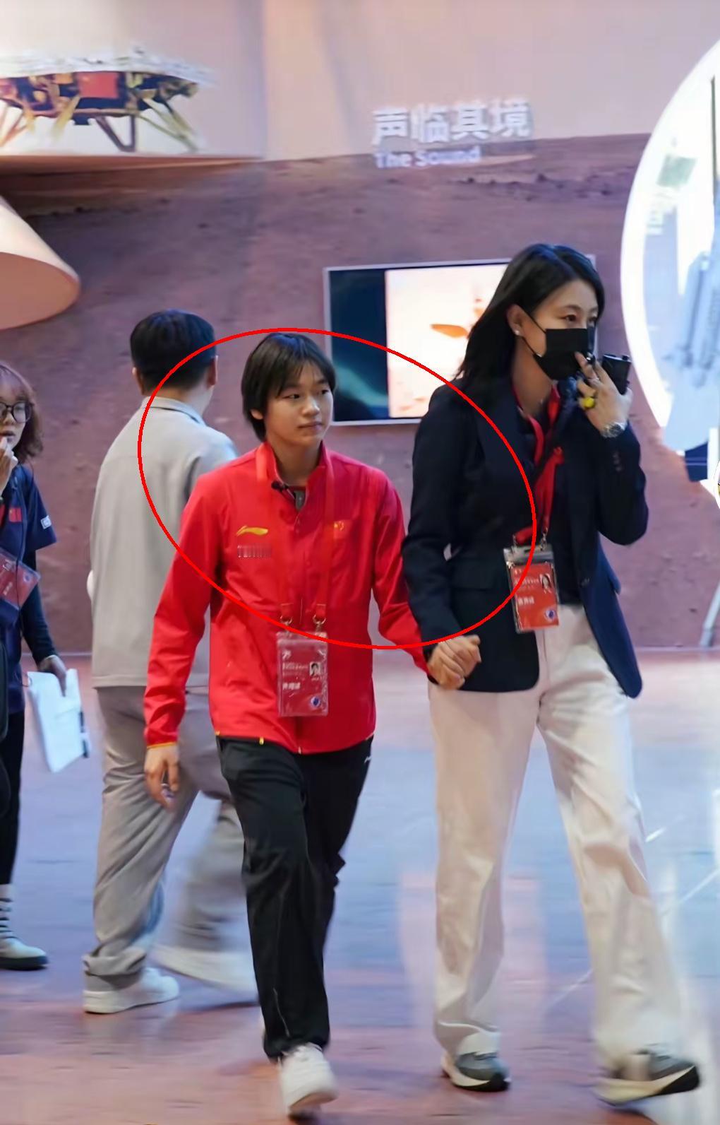 全红婵的女保镖火了全程护着她像护自家孩子！跳水小将全红婵参加活动时，身边总