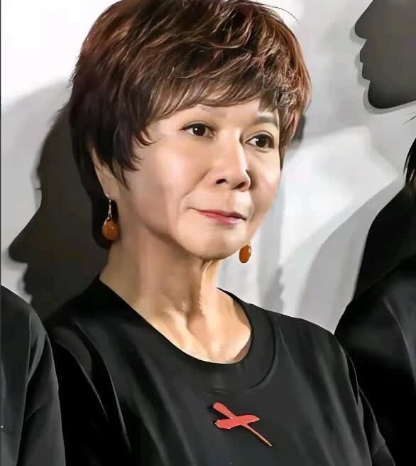蔡明年轻时候谈不上漂亮，但也不至于丑，现在人老了就没有魅力了，整个人看起来有点像