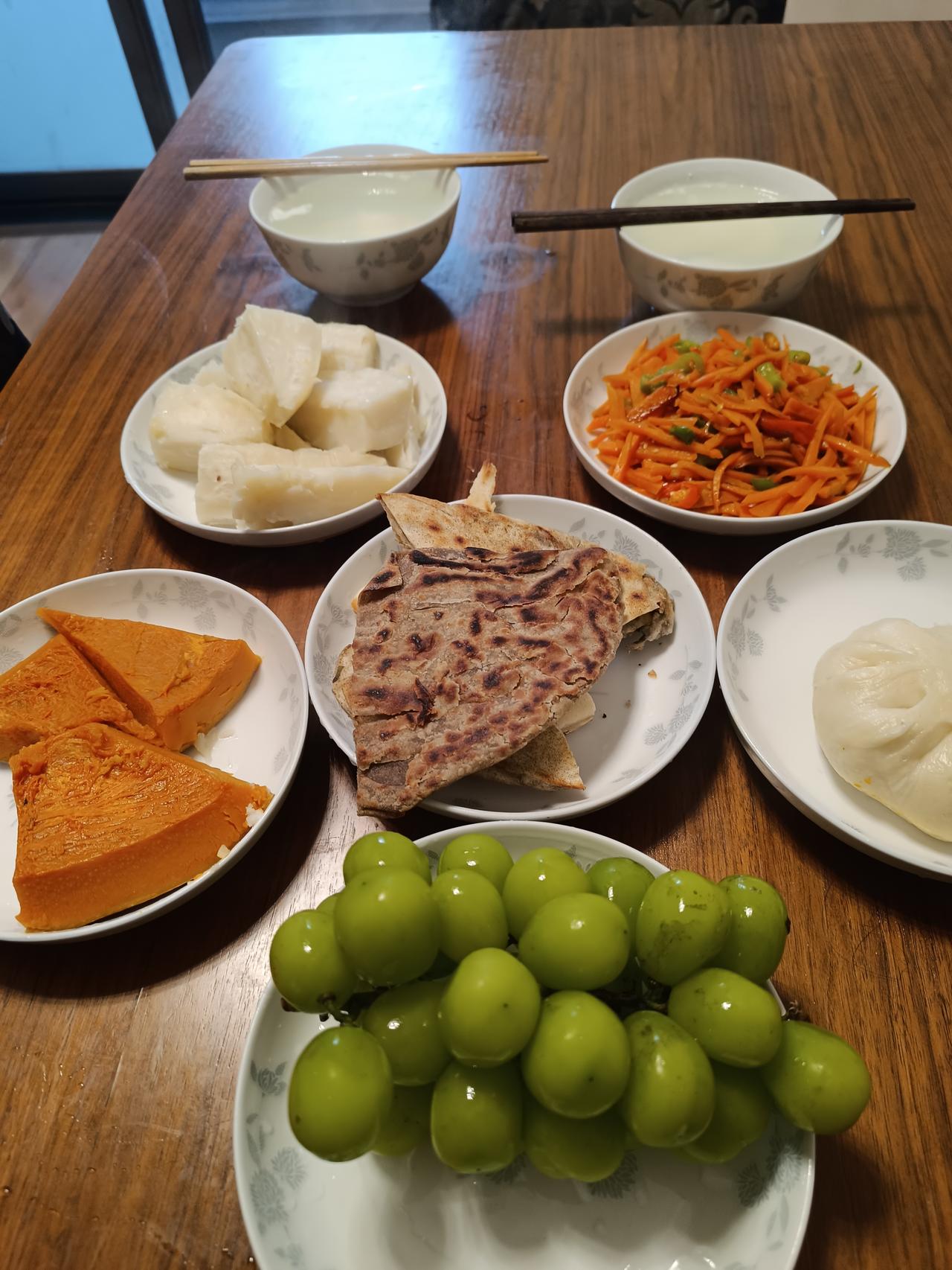 这早餐便宜又营养今天早上做的两人早餐，打了4个荷包蛋，蒸了红薯和南瓜，落了一