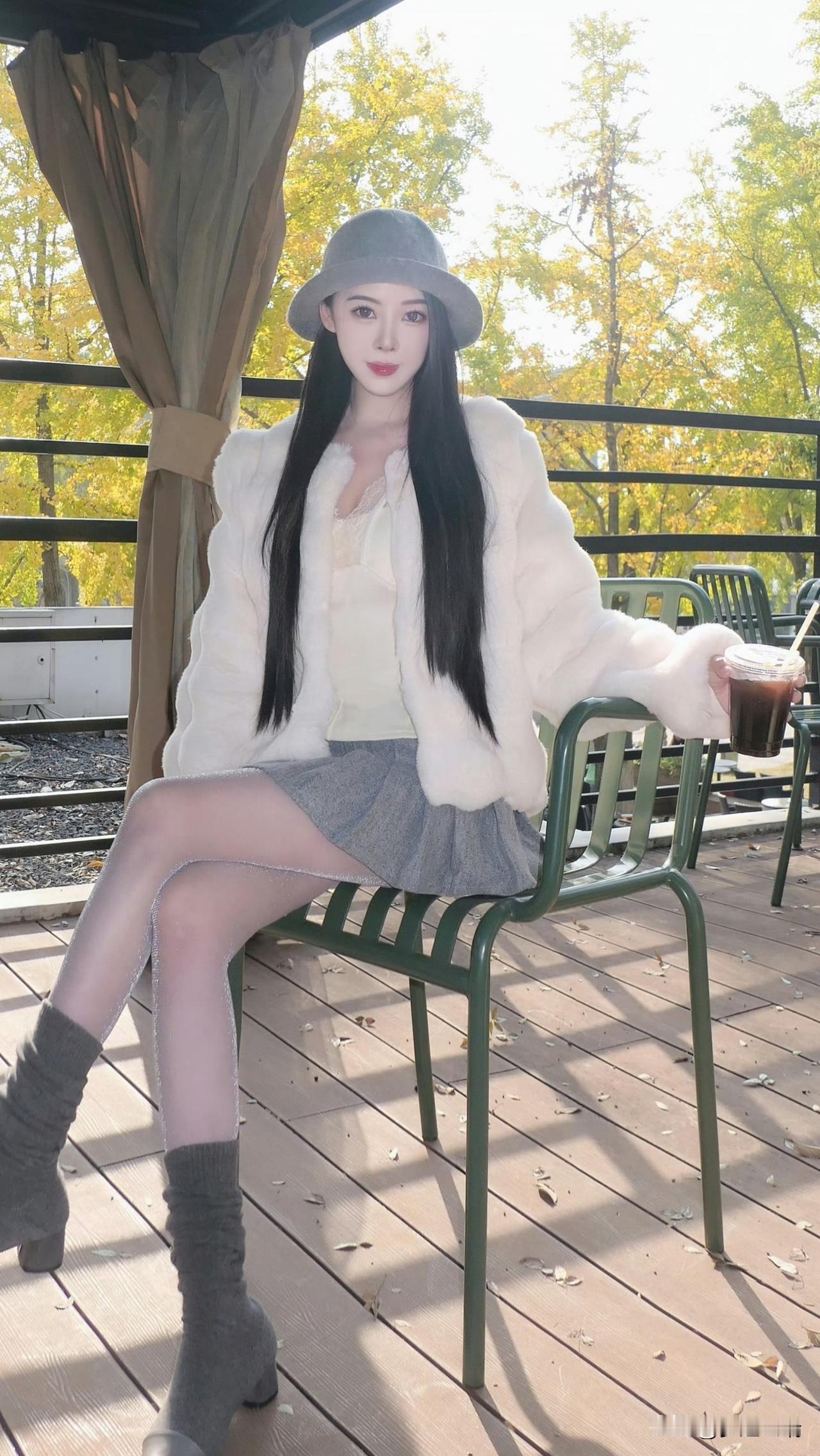 秋日暖阳下的少女，黑发红唇，清新动人。