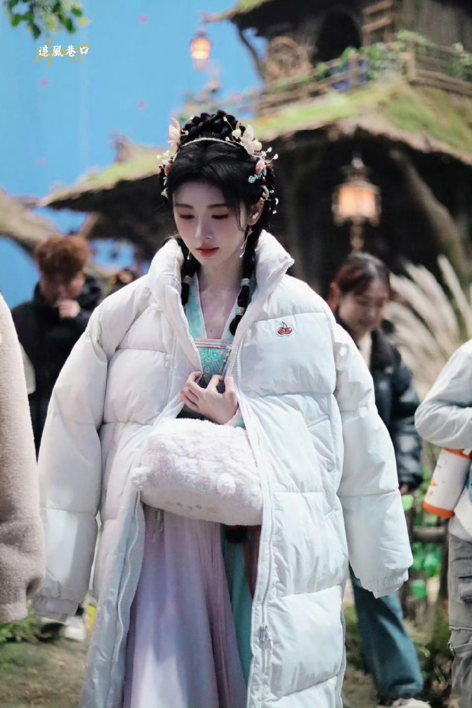 鞠婧祎千香的发型做的都很好看呀前区的编发也很多好多编发快点播出吧​​​