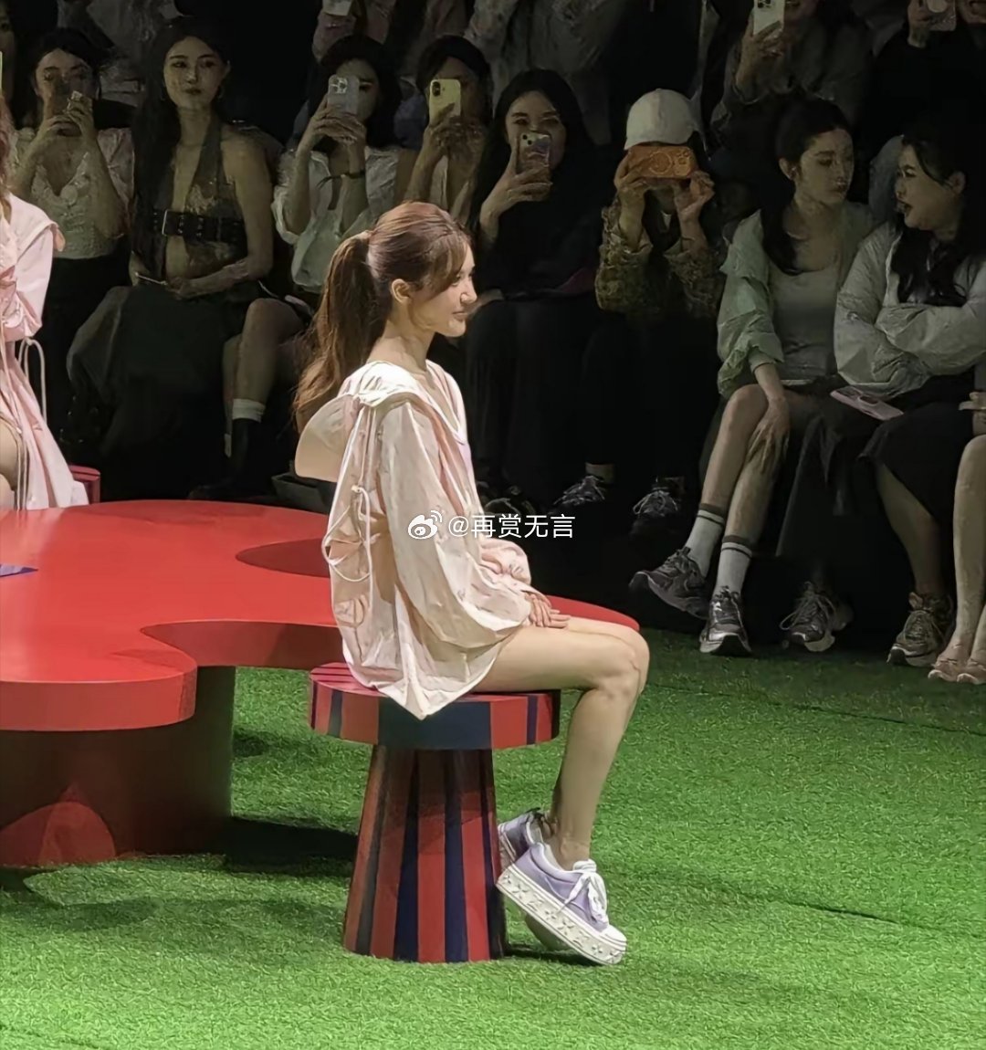 她应该是四川最美的女明星了，这腿、这脸、这身材，男的看了都垂涎欲滴。