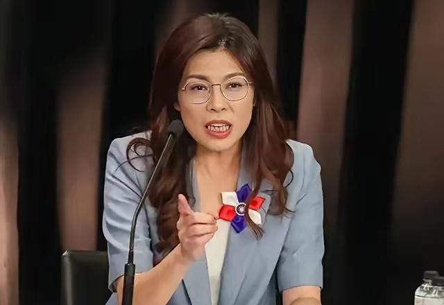 郑丽文的政治手腕非常高明，变不利为有利，直至控制了全局。选党主席时，郑丽文曾