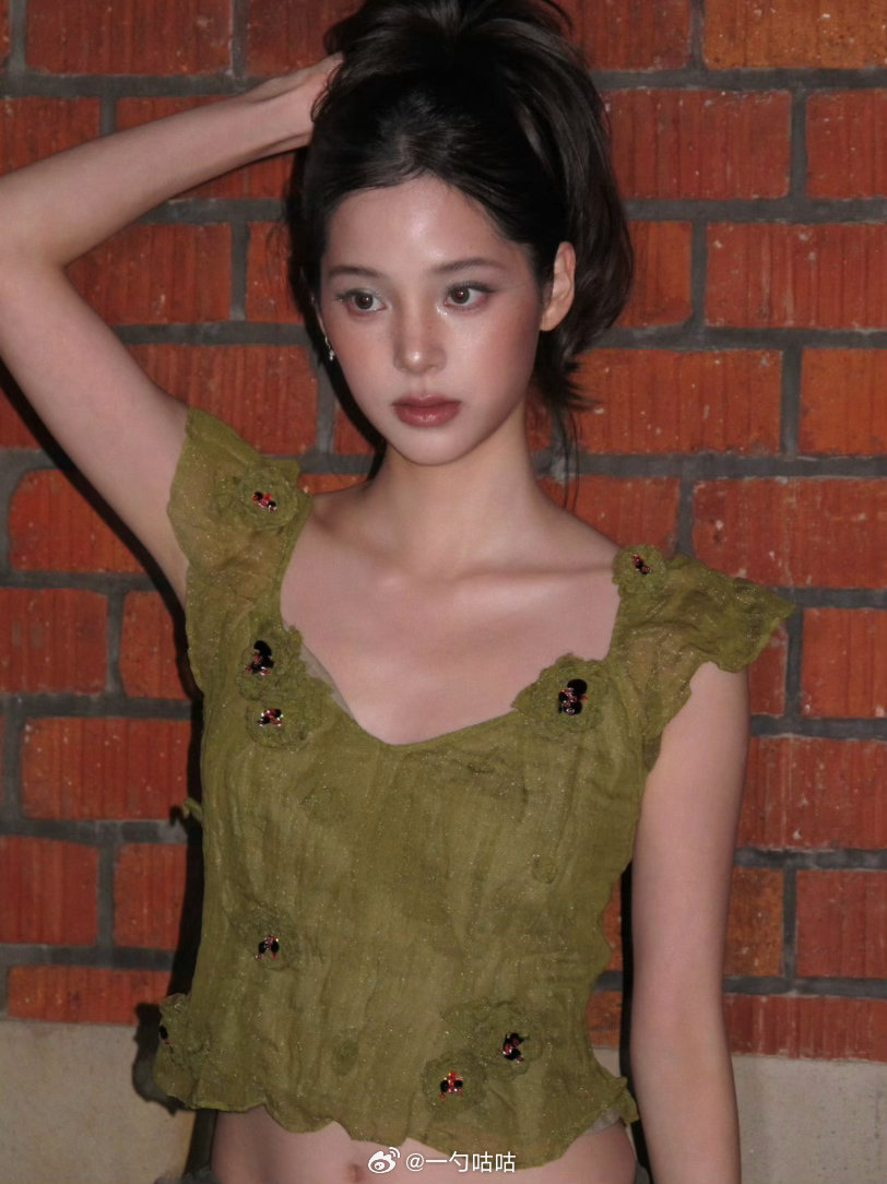 #欧阳娜娜Somi何超莲同框#只知道欧阳娜娜很美​