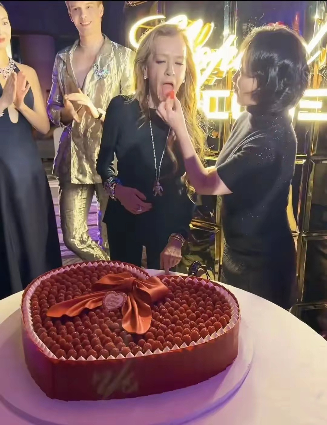 大佬的合影怎么看不到李湘了？何超琼与一群国内外友人在哈尔滨陪她一起过生日，生日现