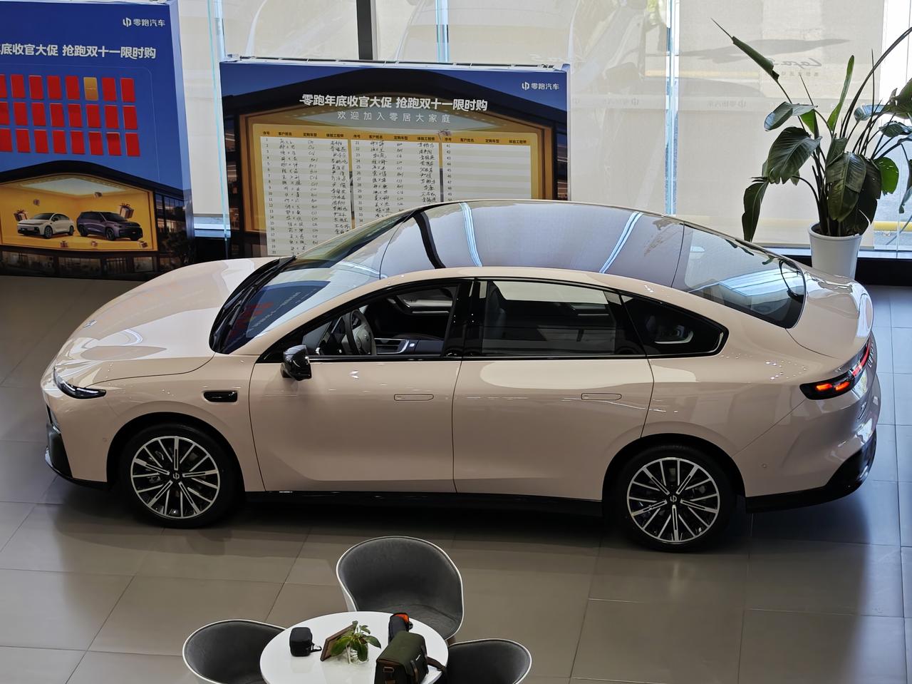 零跑B01，这个角度看，很像蔚来ET5，价格只要一个零头。蔚来ET5，起步价