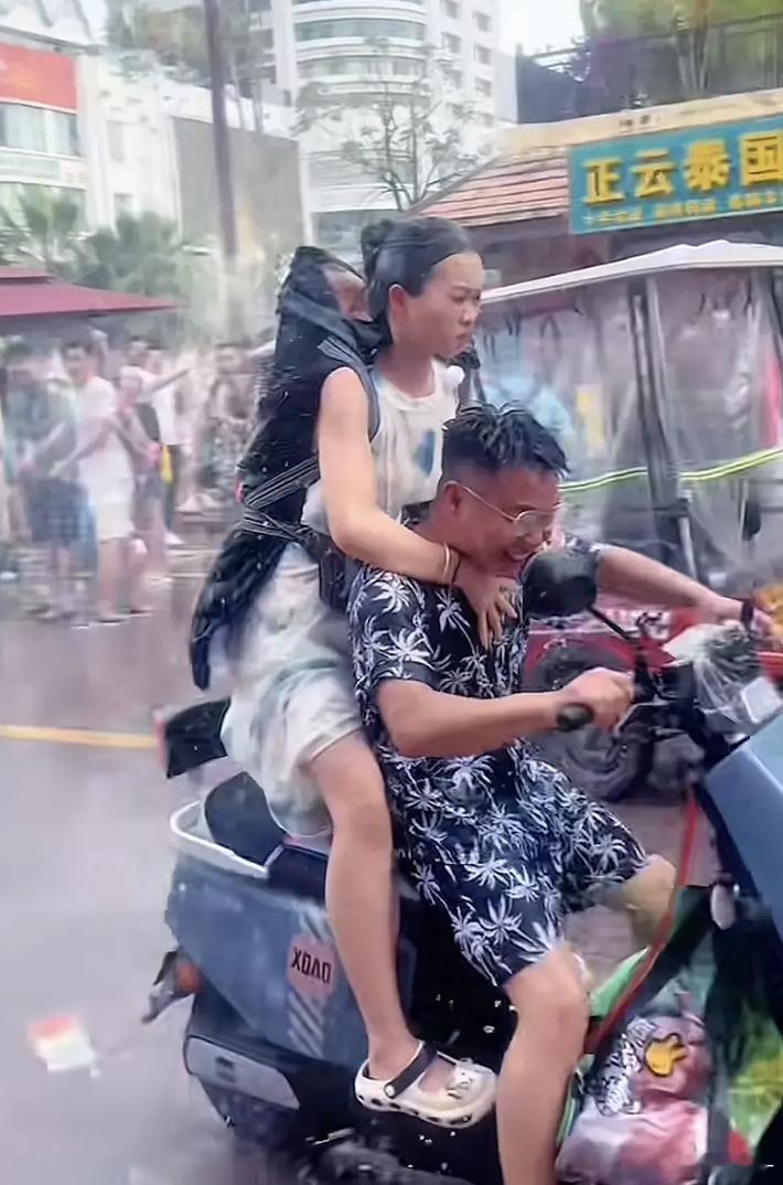 泼水节也太吓人了，任何活动被bro一参与都变质了