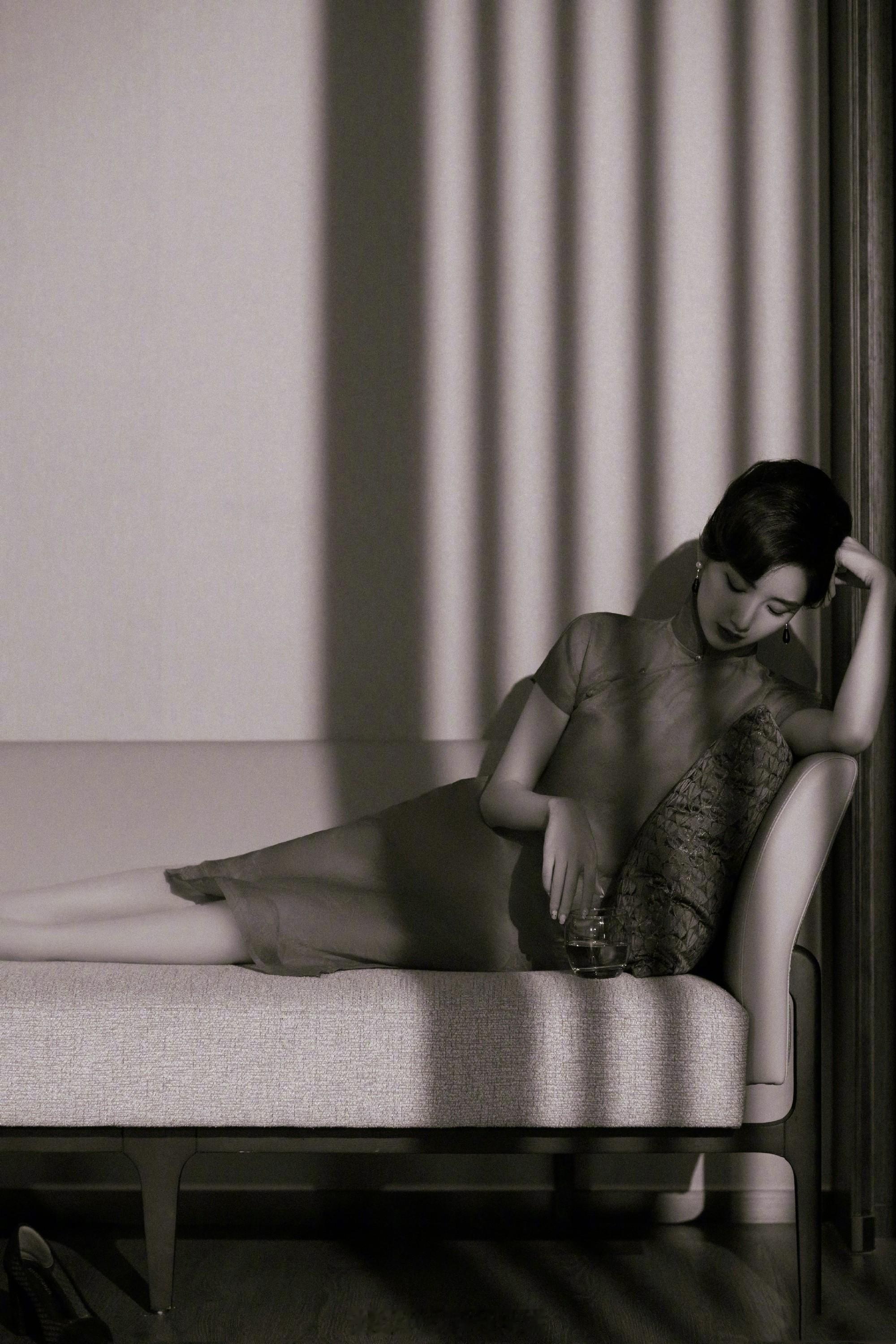 毛晓彤复古红唇港风旗袍造型