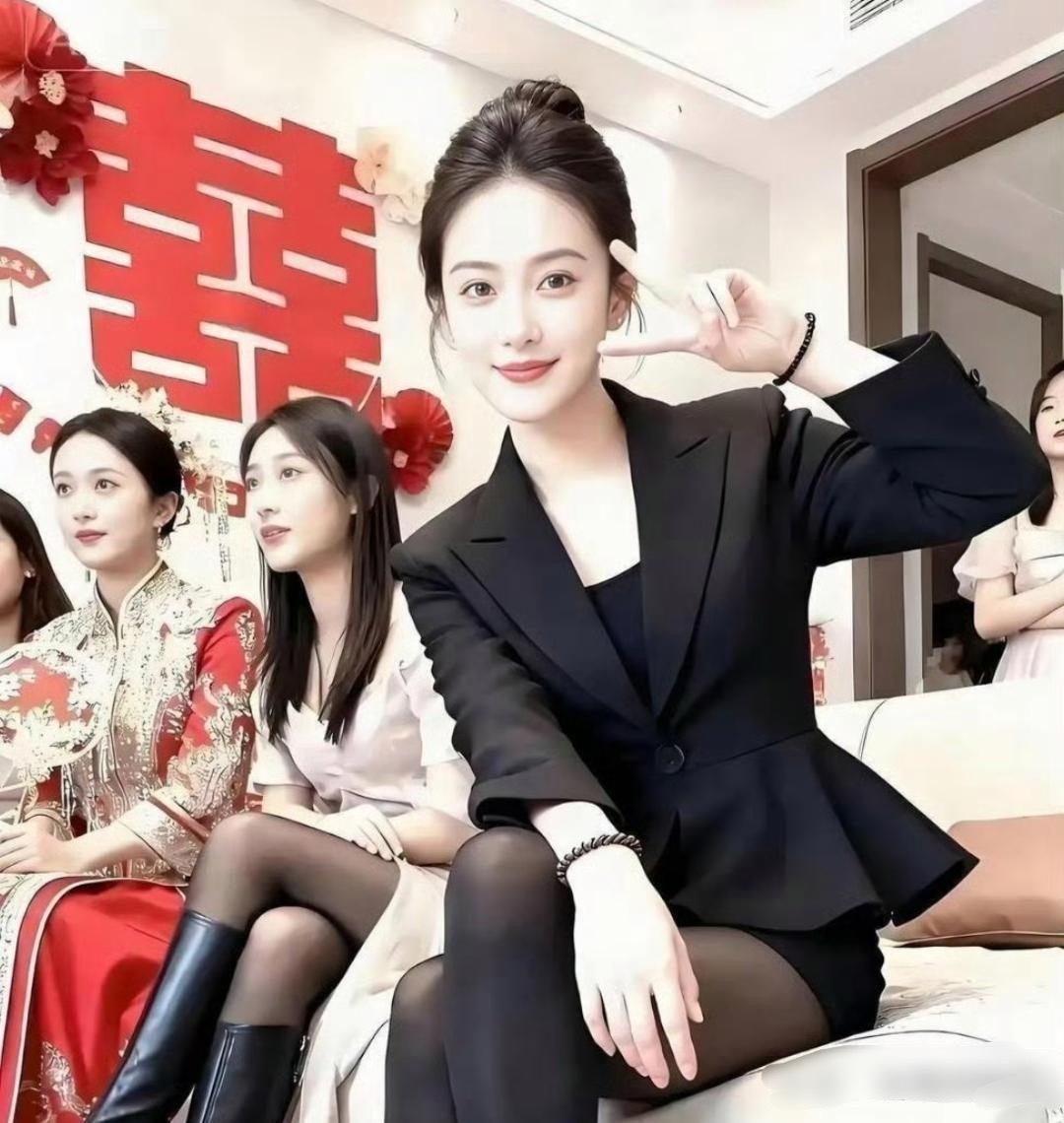 这伴娘是我见过最漂亮的伴娘了，就连新娘都被他盖过了风头了，这个伴娘比很多明星都要
