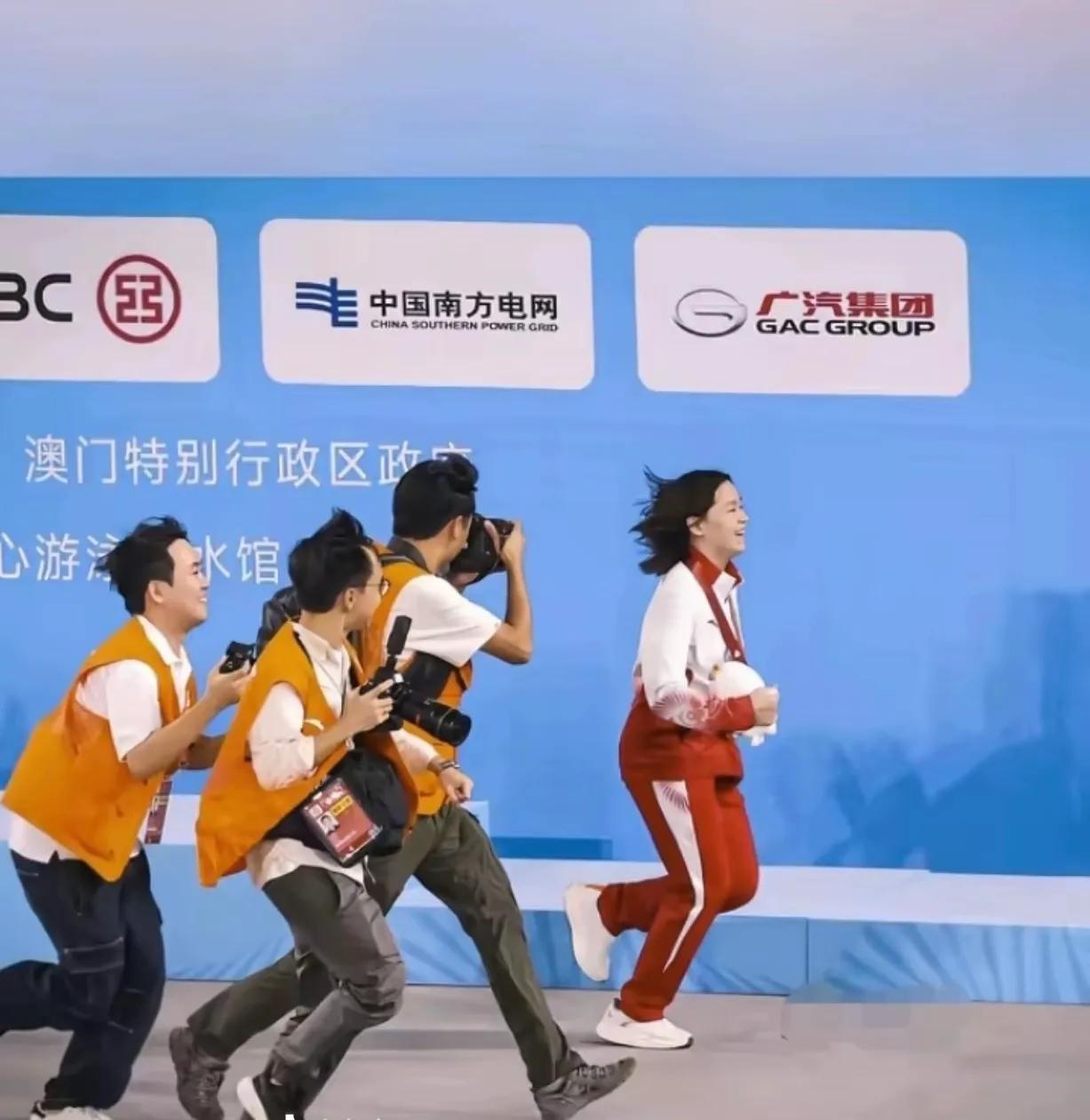 全红婵妹妹，那就是跳水界的冠军、王者！一出场就是焦点。[赞][赞]14岁时她