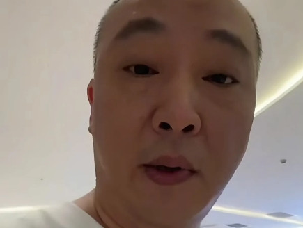 柴怼怼网暴胖东来的原因在此。据传，柴怼怼有位女客户在他那儿购买了价值100多万