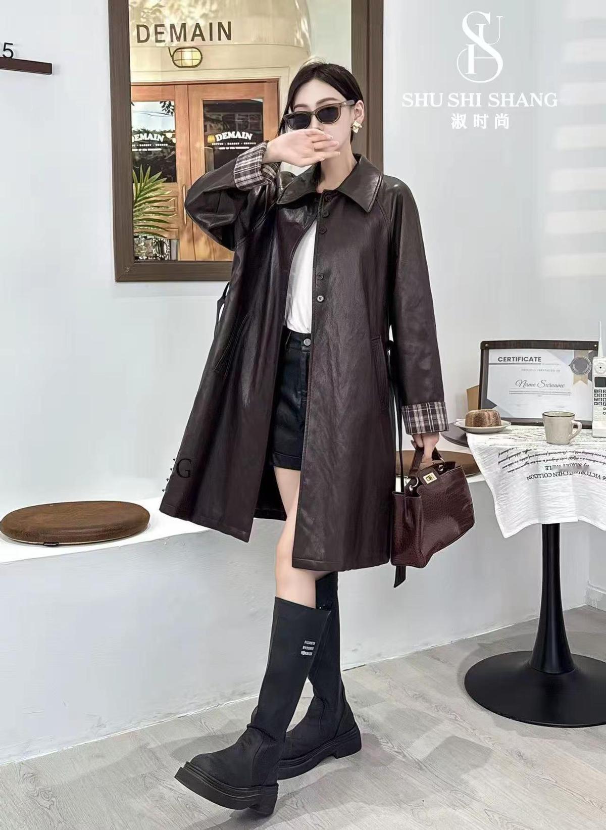 这件皮风衣，突然不只是一件衣服了。去年还在说“真皮才够格”，今年品牌悄悄换成了