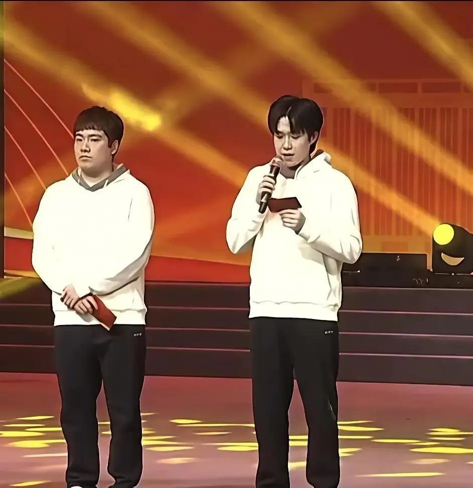 世界冠军年会发言结巴1月12日，刚拿乒超冠军的魏桥俱乐部把王楚钦、梁靖崑拉