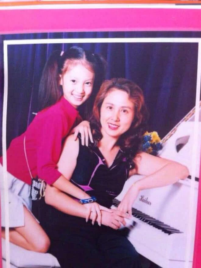 金晨妈妈好漂亮，她生得金晨也漂亮，金晨一本正经的样子有英气，她搞怪起来时一点美的