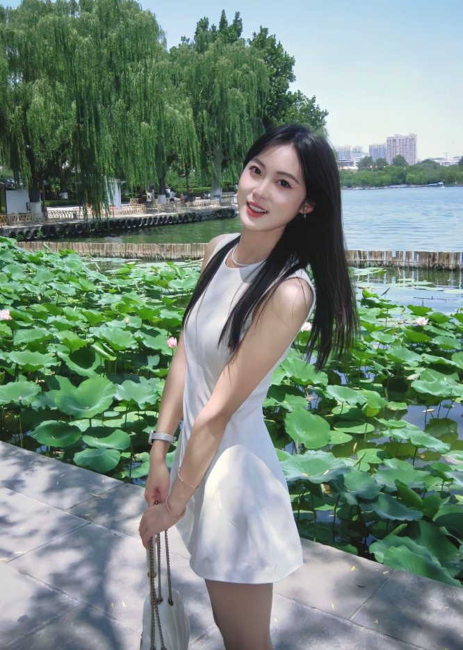 湖边倩影