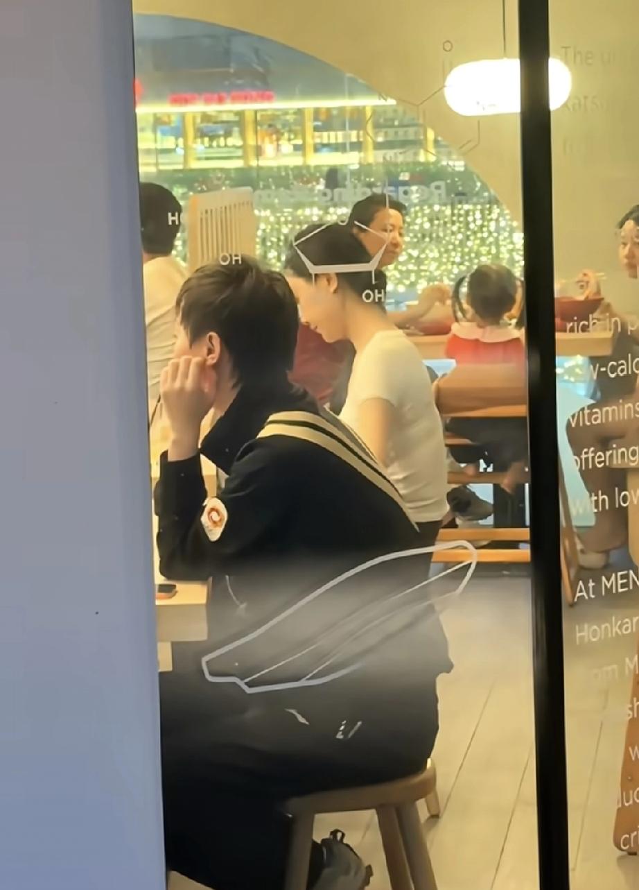 王曼昱又去吃拉面啦！今晚在新加坡，和徐奕陈熠一起外出吃饭的曼昱，正好坐在窗边，被