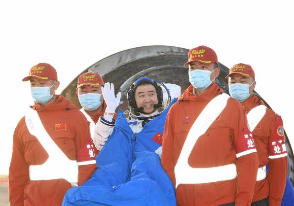 神舟出舱圆满破局，裂纹元凶竟让人始料未及。2025年11月14日