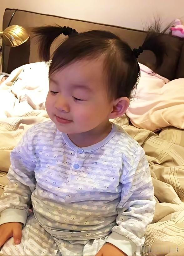 小玥儿的前阵子社交动态引发热议，孩子主动向外婆及徐家亲友递出亲近的信号，满心眷恋