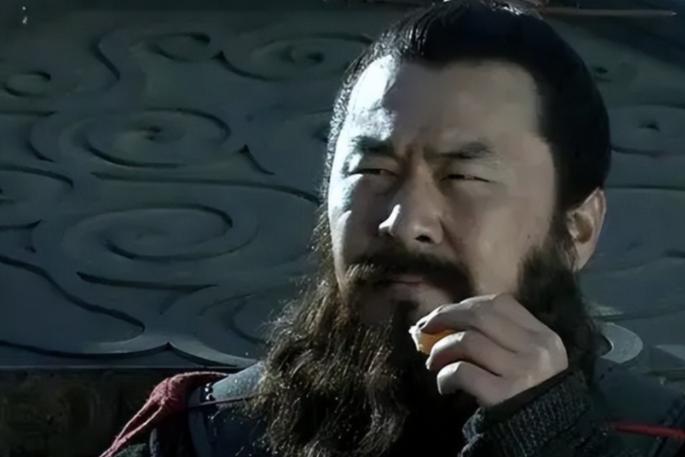 吕布被曹操杀死以后，曹操的士兵闯入吕布的内室发现了貂蝉，貂蝉怕被士兵糟蹋，立刻举