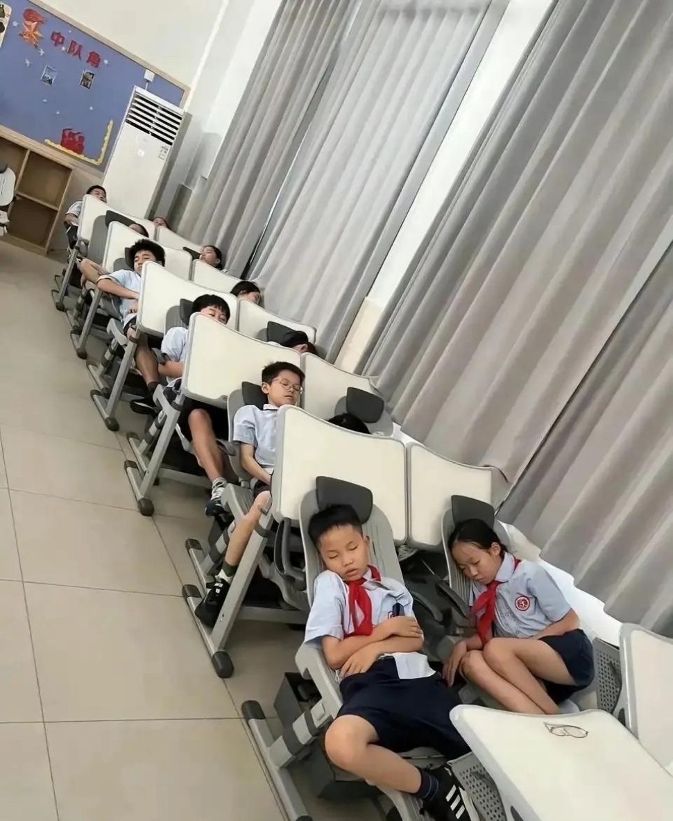 小学生午休的一幕，惊呆了