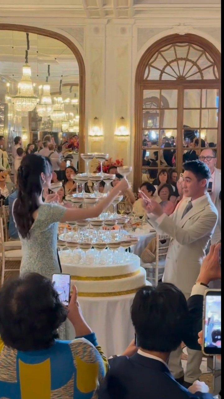 奚梦瑶主动拿了第一杯奚梦瑶帮何猷君拿杯子奚梦瑶在婚礼祝酒环节中，因身高优势主动拿