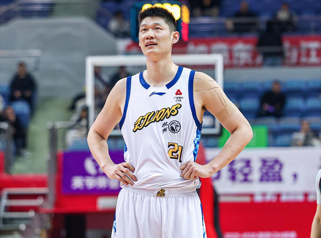 孙铭徽：大秋，你是不是累了？连续两场比赛表现这么低迷，要不也轮休下，别伤了。胡