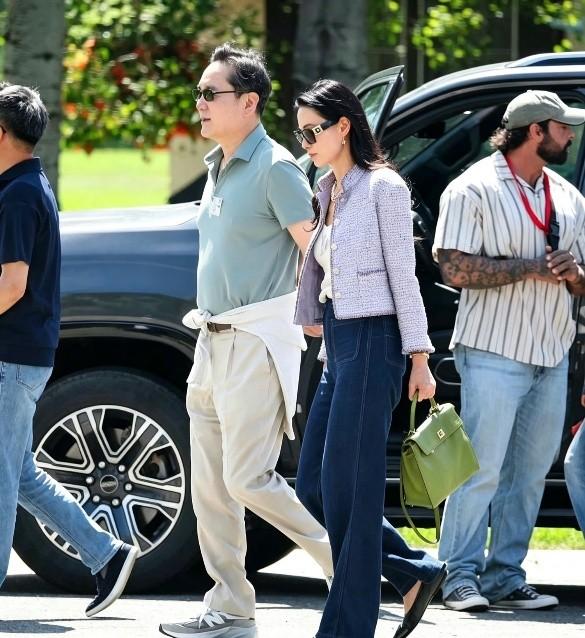 邓文迪太可怕了，以至于看到她和某个大佬同框，就会想到这是不是她下一个目标。这