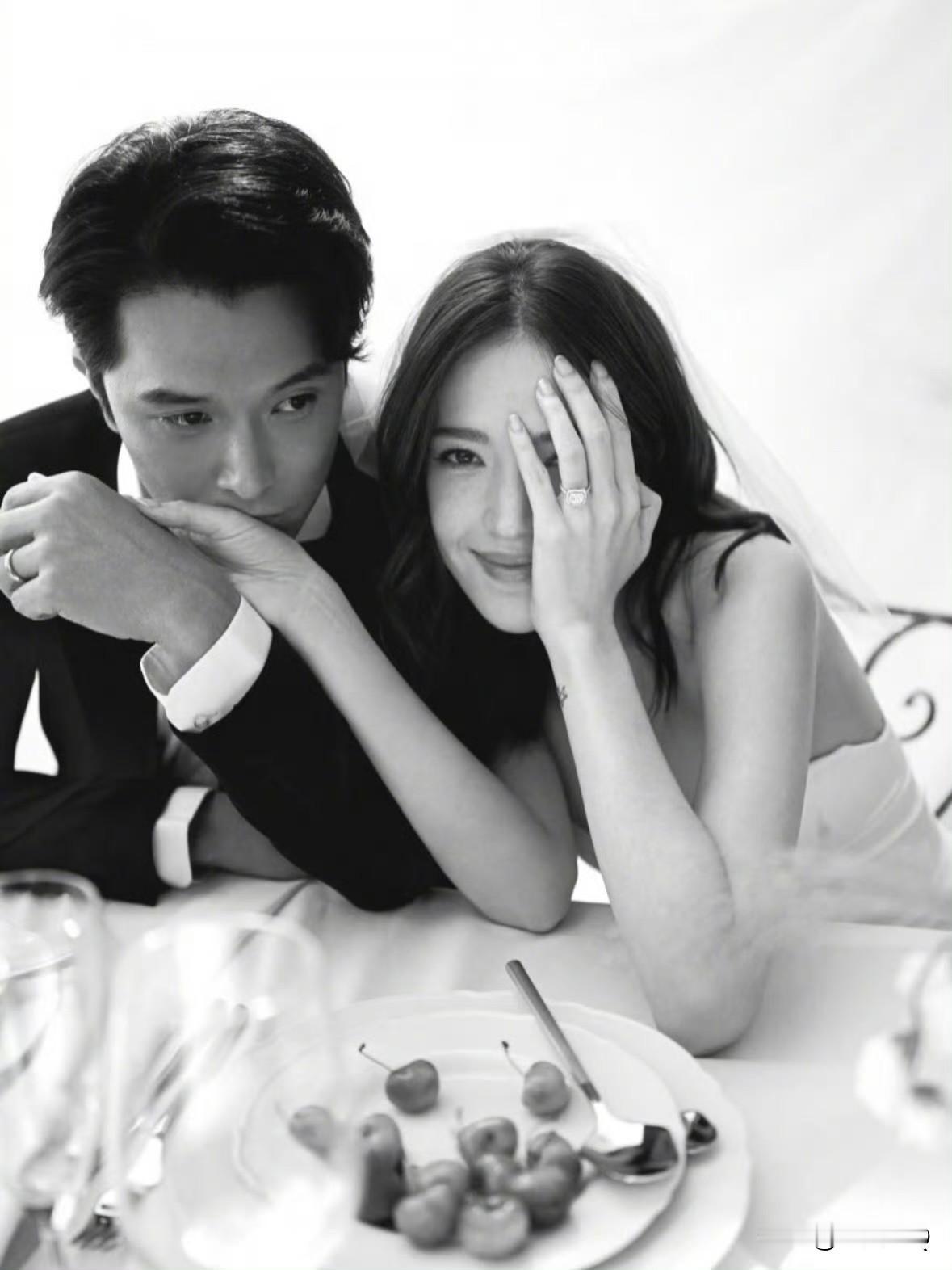 邱泽和许玮甯婚纱照新鲜出炉，男俊女靓，简直配一脸，据悉两人要在11月28日台北酒