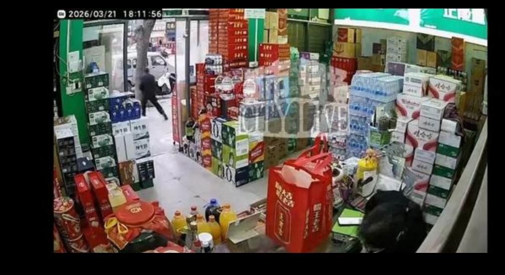 陕西西安，一女子在便利店柜台清点货，突然一名戴帽戴口罩的男子进店买了一条烟，然后