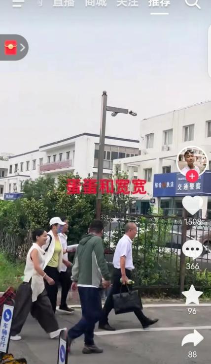 熊家三口都来了，小熊这次没犯傻！他明白，缺席这场会议，后果不堪设想。之前