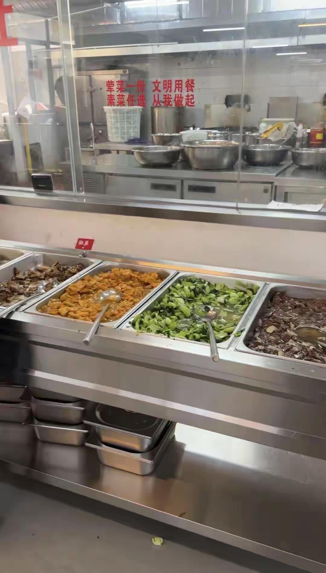 在广州番禺，有一家6元自助餐厅，自助餐为五菜一汤，白饭、汤、四种素菜任吃，还