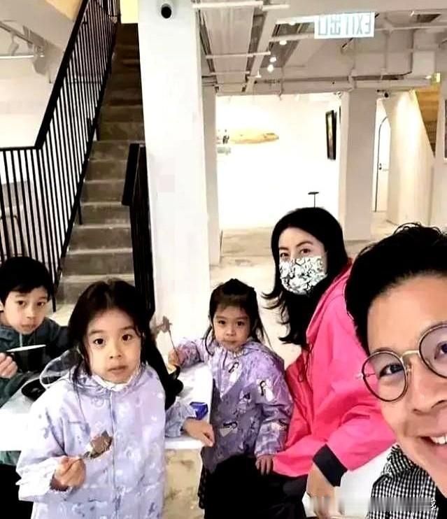 霍震霆这种级别的老钱大佬，竟然也会乖乖站大马路上排队买奶茶？这事儿还得归功于