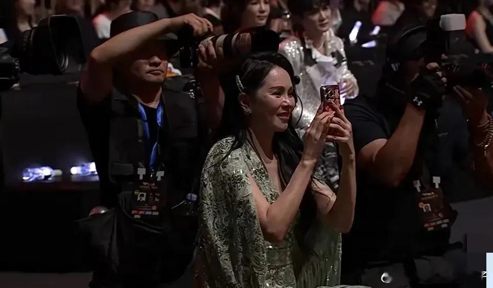 看57岁伊能静活动生图流出，美终究只能在美颜相机里看了！​​​