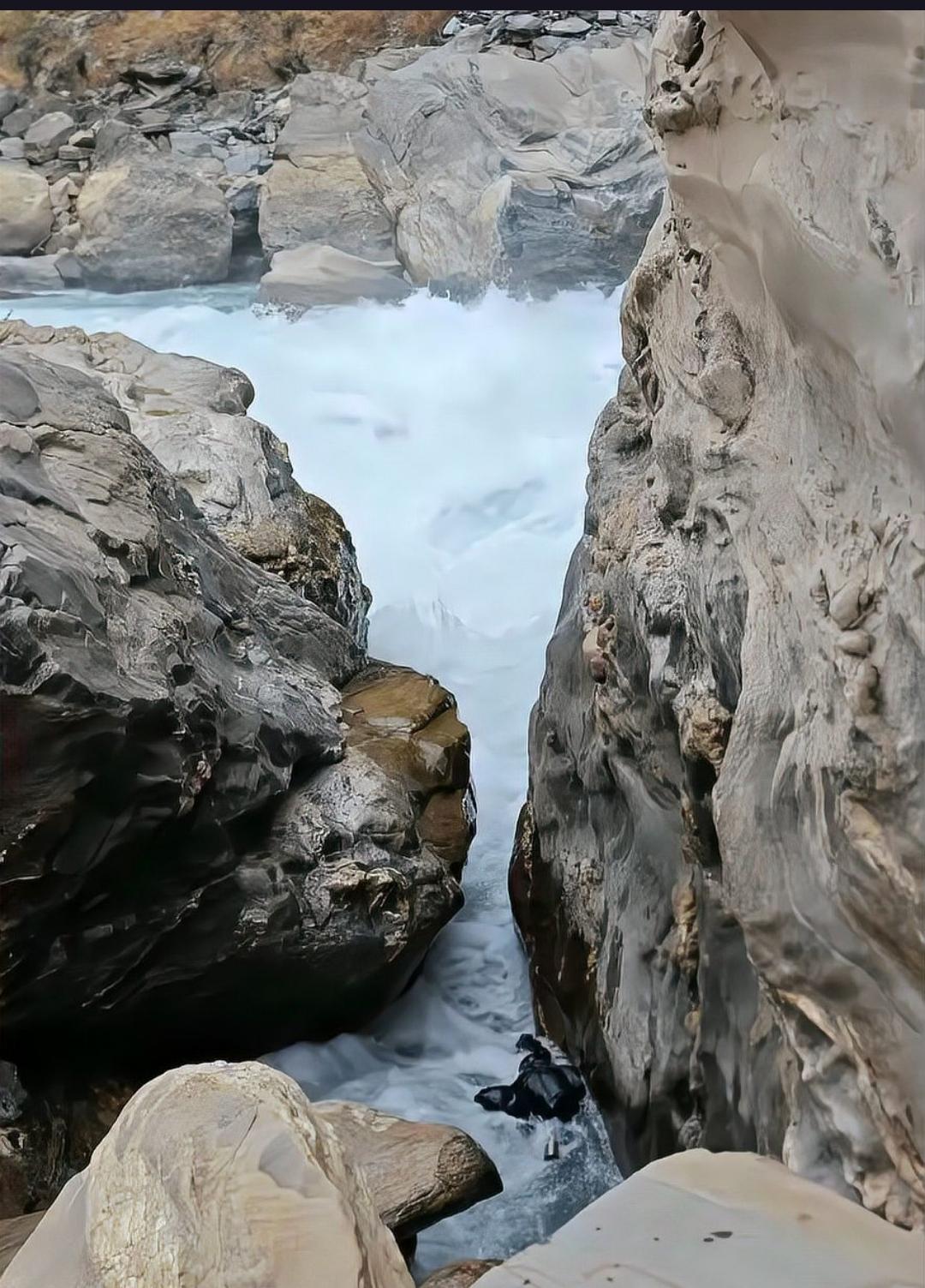 准新郎洗杯坠江，遗体卡于虹吸石缝，家属为何最终放弃打捞？2026年2月25日，