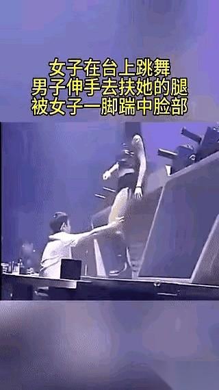 你把手搭人姑娘肩膀上，人没躲，还冲你笑。你真以为是自己魅力无边，虎躯一震？醒