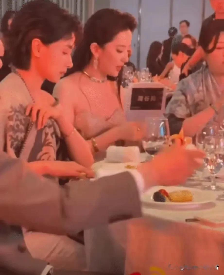 太会安排了，宋茜和刘亦菲同坐一桌，还有林更新的陪伴，看起来也是养眼。刘亦菲分别