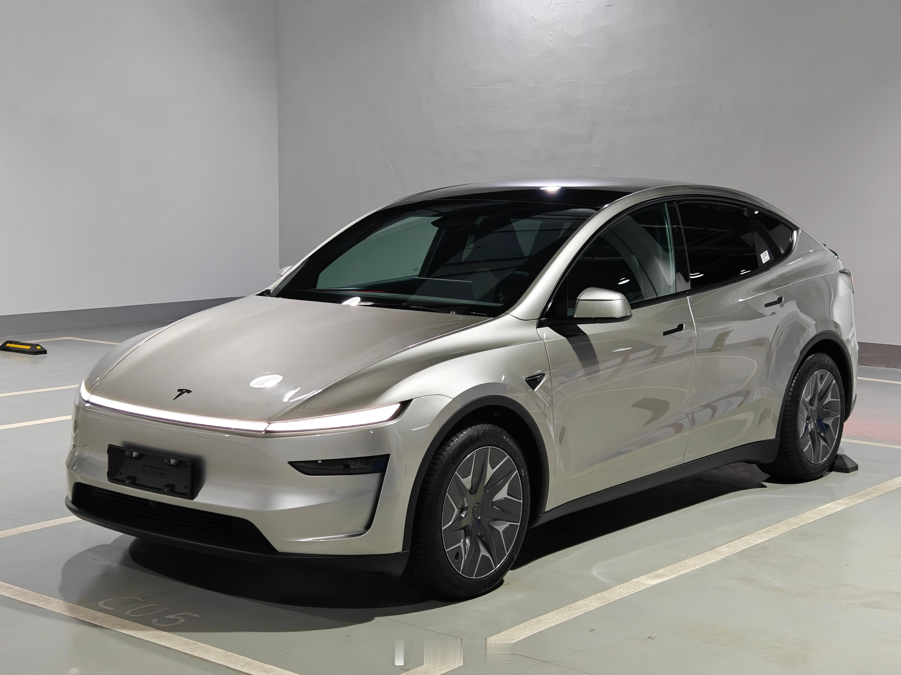 抢先静态体验了一轮特斯拉ModelYL。新车外观和焕新ModelY几乎一致