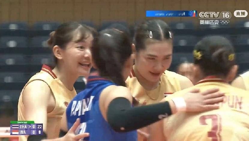 CCTV16正在直播亚运会女排1/4决赛，泰国首局25：10大比分拿下。23：8