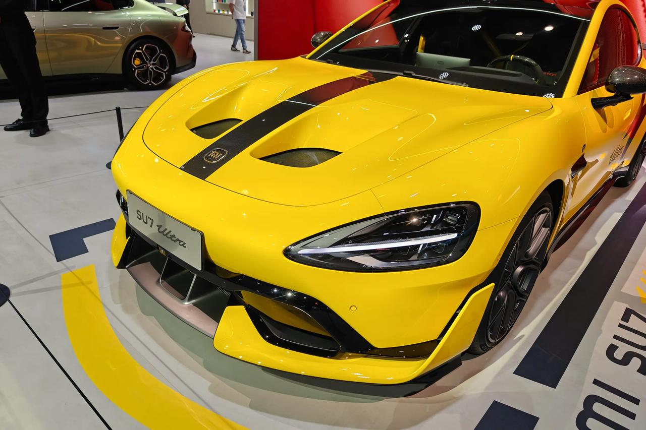 这事确实有意思。小米SU7Ultra机舱盖的事儿又被翻出来说了。这事到底怪谁？