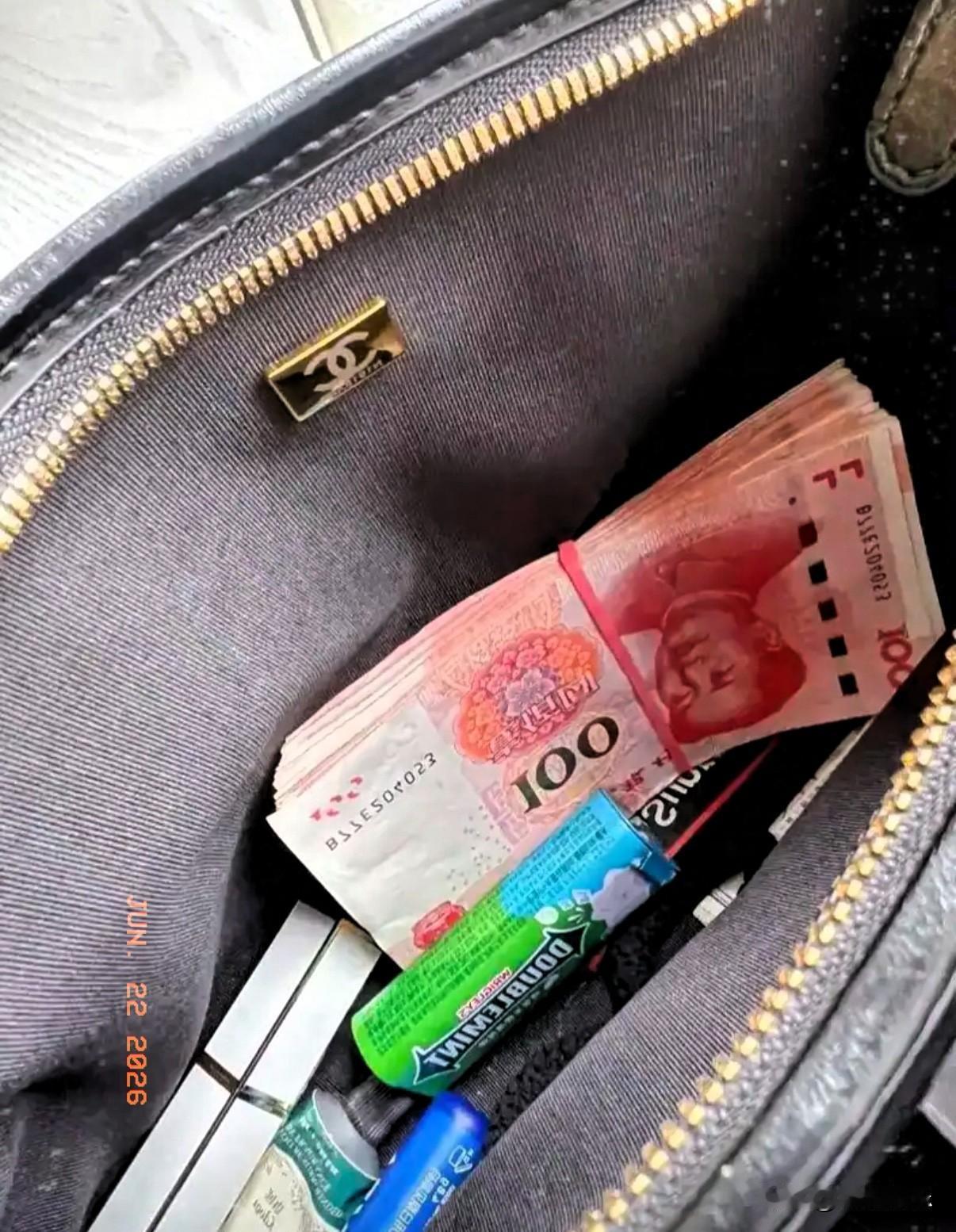 我的一个同事，老公因为经济问题，进去了，判了8年。平日里一起出门逛街吃饭，不