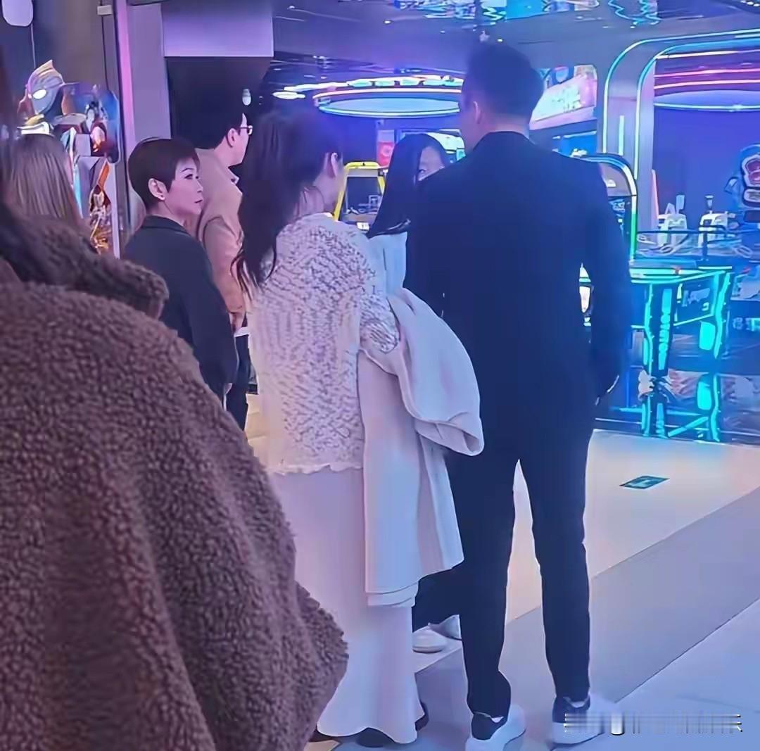 汪小菲带儿女去广州玩，马筱梅挺着孕肚跟在后面，玥儿太像大S了，背影气质都很像。