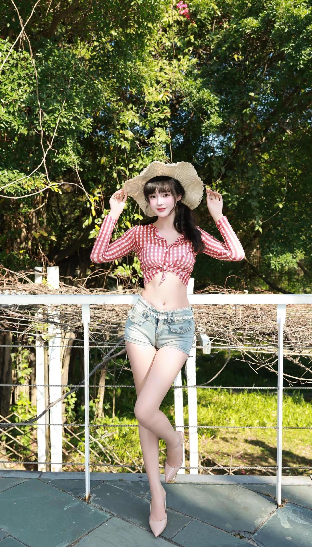 把夏天的阳光，藏进草帽与格子衫里。相机佳能R52，镜头RF24-105F2.8