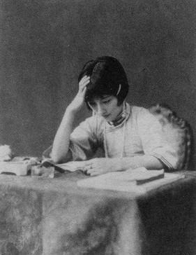 1965年，62岁陆小曼去世。翁瑞午的长女翁香光闻讯赶来，见四下无人，迅速解开陆