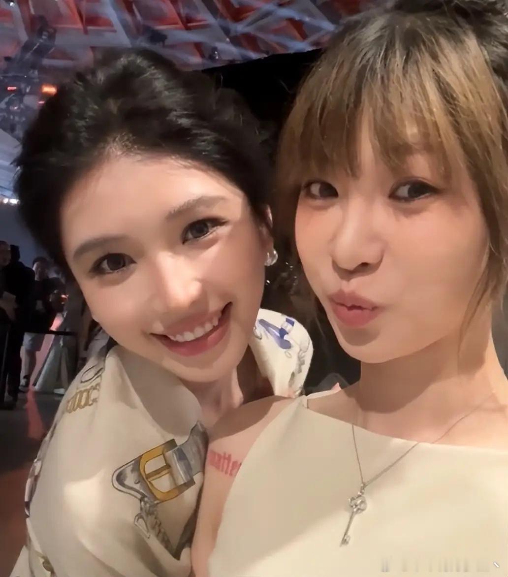 痞幼和方圆同台，一个像林志玲，一个像王心凌