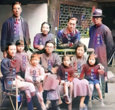 这是1940年林徽因初到李庄时，与丈夫梁思成，子女好友们一起的真实照片。李庄是林