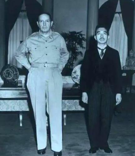 1945年，麦克阿瑟奉命与代表日本最高精神信仰的天皇会晤。临行前，日本首相郑重告